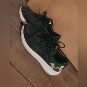 Under Armor Tennis Shoes Size 6.5